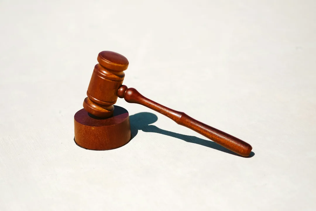 Marteau de juge en bois sur son socle, allusion à l'affaire Nix v. Hedden